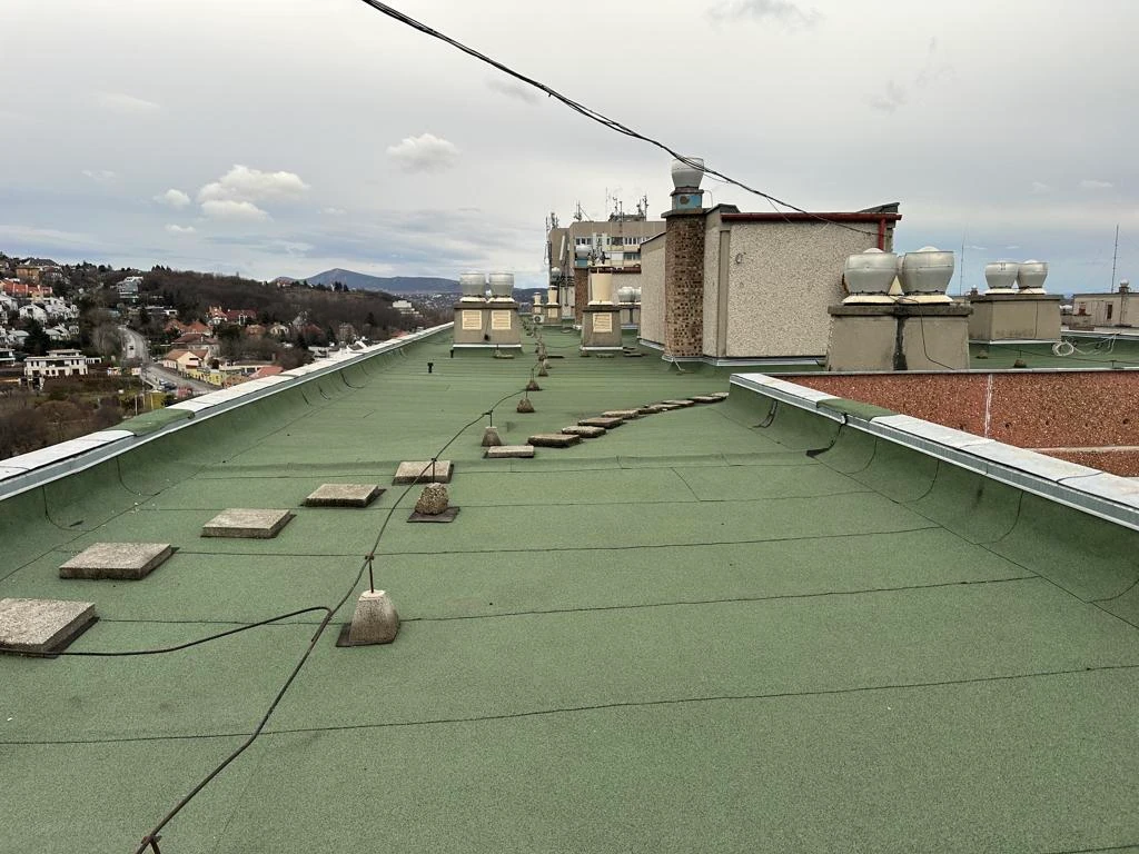 Bitumenes tetőszigetelési munkafotó.