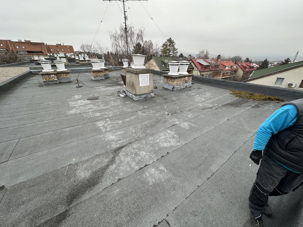Elöregedett, beázó lapostető