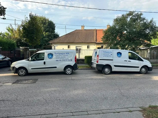 Tetőpajzs feliratú szervizjárművek.