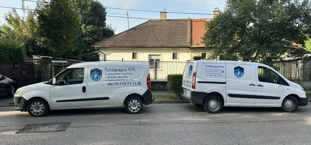 Tetőpajzs feliratú szervizjárművek.